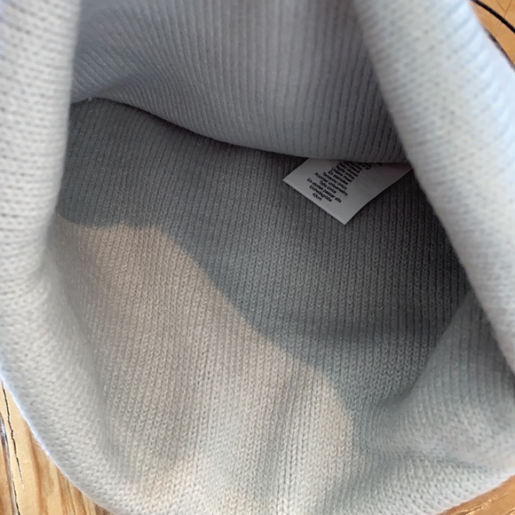 NEW Oakley Pom Pom Hat - Picture 4 of 5